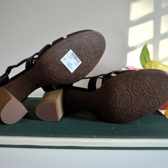 Clarks Artisan Ciera Gull Black Leather T-Strap Sandals - Picture 13 of 14